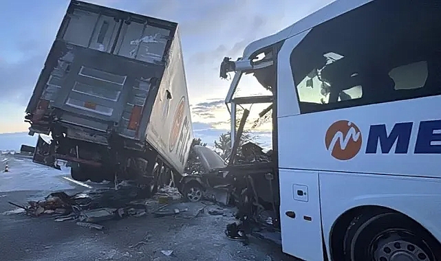 Afyonkarahisar'da Feci Kaza: 3 Araç Birbirine Girdi, 30 Kişi Yaralandı