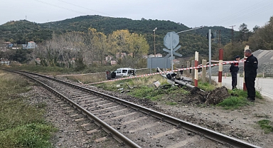 Göbü Köyünde Tren Otomobile Çarptı: 1'i Ağır 2 Yaralı