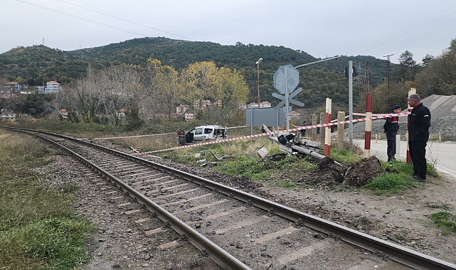 Göbü Köyünde Tren Otomobile Çarptı: 1'i Ağır 2 Yaralı