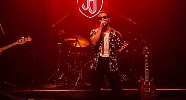 Gökhan Türkmen, Konserde Fransızca Şarkı ile Sürpriz Yaptı