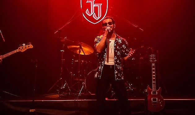 Gökhan Türkmen, Konserde Fransızca Şarkı ile Sürpriz Yaptı