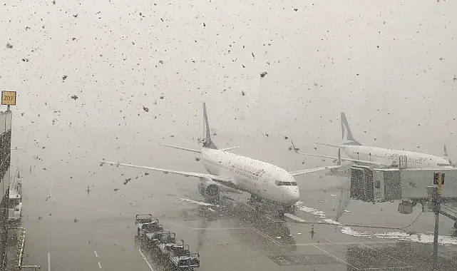 İstanbul'da Kar Yağışı Etkisini Artırıyor, Sabiha Gökçen'de Uçuş Gecikmeleri Başladı