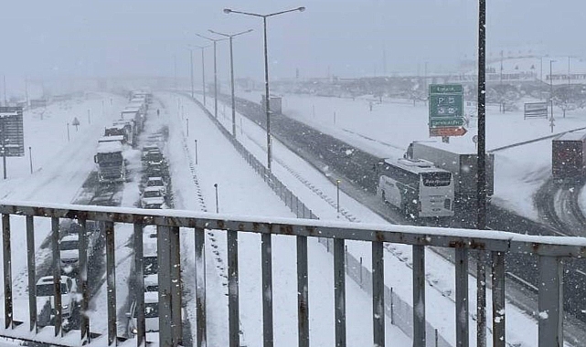 Kar Yağışı D-100 Karayolunu Kapattı: Ulaşım 5 Saattir Aksıyor