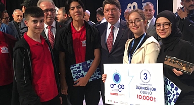 Öğrenciler Ödüllerini Adalet Bakanı Yılmaz Tunç’tan Aldılar