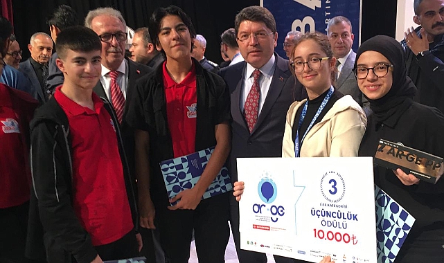 Öğrenciler Ödüllerini Adalet Bakanı Yılmaz Tunç’tan Aldılar