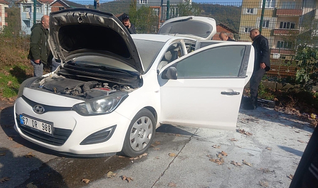 Pazar Yerinde Park Halindeki Ticari Araç Alev Aldı