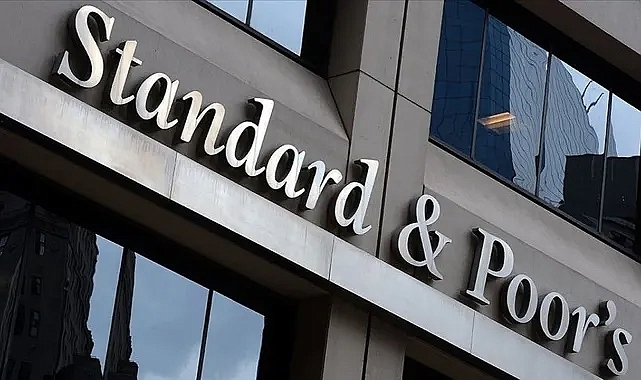 S&amp;P, Türkiye’nin Kredi Notunu “BB-“ye Yükseltti