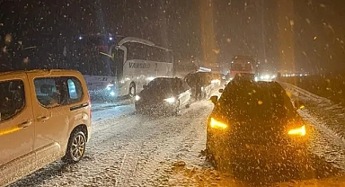 Türkiye'de Kar Yağışı Ulaşımı Felç Etti