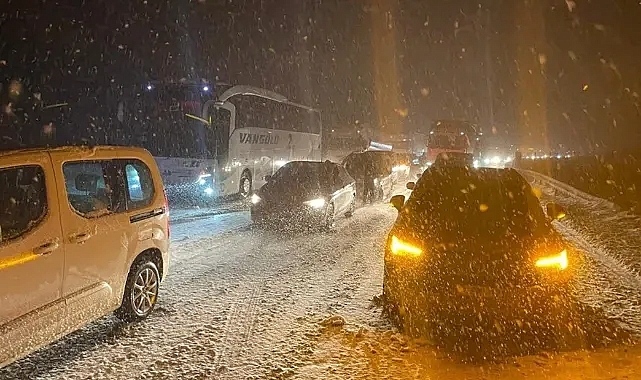 Türkiye'de Kar Yağışı Ulaşımı Felç Etti