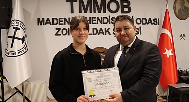 Resim Yarışmasında 1'nci olan maden şehidi kızı Elif, ödülünü Yeşil'in elinden aldı