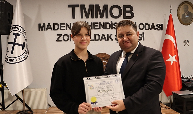 Resim Yarışmasında 1'nci olan maden şehidi kızı Elif, ödülünü Yeşil'in elinden aldı