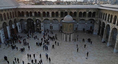 Suriyeliler, Esad’sız İlk Cuma Namazı İçin Emevi Camii'ne Akın Etti
