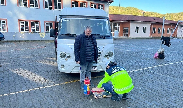Zonguldak’ta Jandarma ve Polis Ekiplerinden Yoğun Denetim: Aranan Şahıslar ve Kaçak İşletmeler Tespit Edildi