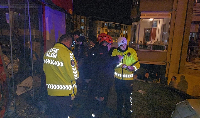 Midibüs park halindeki araçları biçip apartman boşluğuna uçtu; 2 yaralı