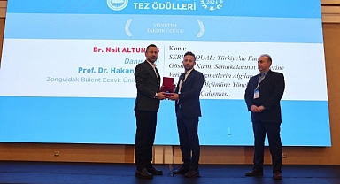 Nail Altuntaş ödülünü aldı