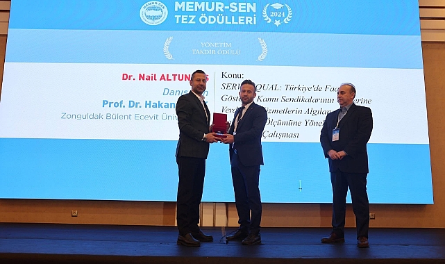 Nail Altuntaş ödülünü aldı