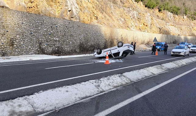 Takla atan otomobilden yaralı kurtuldular