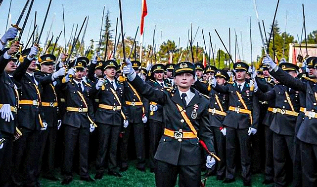 Teğmenler ve komutanları TSK'dan ihraç edildi