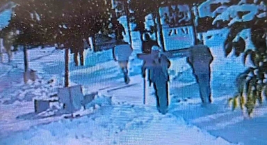 Buzlu yolda düşüp hayatını kaybeden yaşlı adamın o anları kamerada