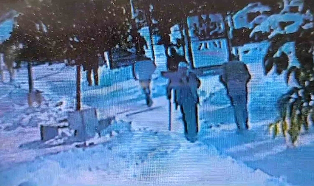 Buzlu yolda düşüp hayatını kaybeden yaşlı adamın o anları kamerada