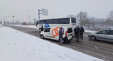 Çaycuma'da ışıklı kavşakta 3 araç zincirleme kaza yaptı