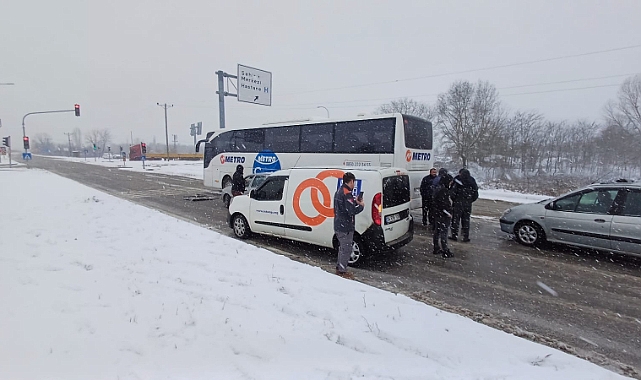 Çaycuma'da ışıklı kavşakta 3 araç zincirleme kaza yaptı