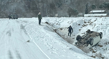 Çaycuma'da kar ve buz etkisi nedeniyle otomobil şarampole devrildi