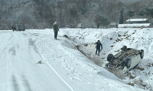 Çaycuma'da kar ve buz etkisi nedeniyle otomobil şarampole devrildi