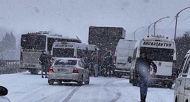 Çaycuma'da kar ve buz kazaya neden oldu