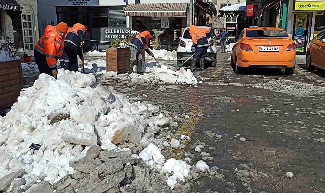 Devrek’te cadde ve sokaklarda kar temizliği başladı