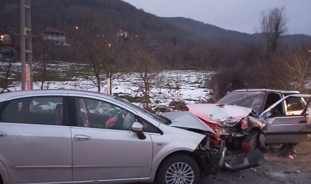 Filyos liman yolunda kafa kafaya çarpıştılar: 2 yaralı