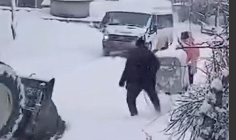 Kar küreyen iş makinesi öğrenci servisine çarptı: Metrelerce sürüklendi!