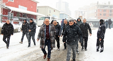 Karla mücadelede Başkan Posbıyık sahada; 24 saat emrinizdeyiz