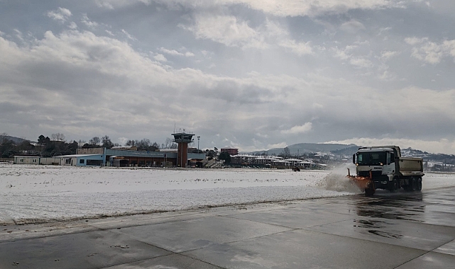 Zonguldak Havalimanı'nda karla mücadele çalışması başlatıldı