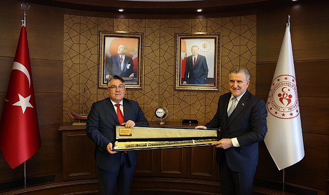 Bakan Bak, Rektör Özölçer'i makamında kabul etti