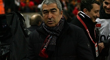 Ünlü gazeteci Galatasaraylılardan topladığı parayla postaneye koştu
