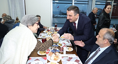 Vali Hacıbektaşoğlu, huzurevi sakinleriyle iftarda buluştu