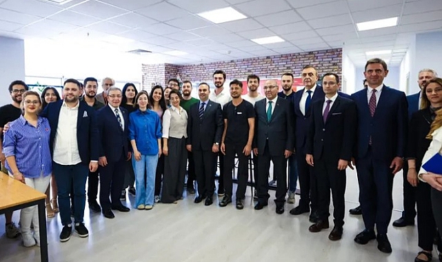 Bakan Kacır’dan DEÜ’lü Girişimcilere Destek Ziyareti