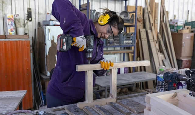 Büyükşehir Geri Dönüşüm Atölyesi'nde Atık Malzemeler Yeni Bir Yaşam Buluyor