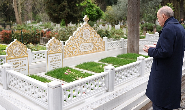 Cumhurbaşkanı Erdoğan, anne ve babasının kabirlerini ziyaret etti