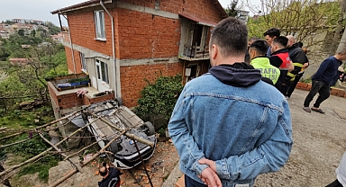 Evinin önüne park etmek istediği aracıyla 2 metreden düştü