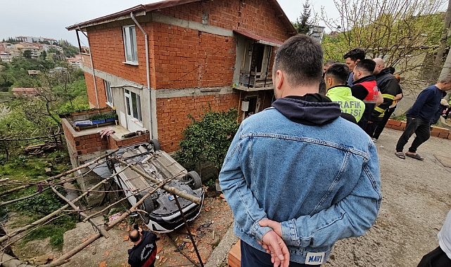 Evinin önüne park etmek istediği aracıyla 2 metreden düştü