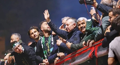 Kocaelispor Taraftarlarından Başkan Büyükakın’a Coşkulu Karşılama