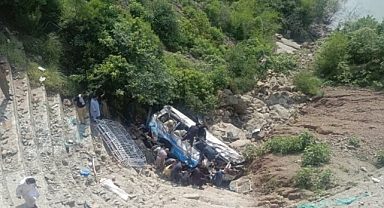 Pakistan’da Minibüs Kazası: 16 Ölü, 30 Yaralı