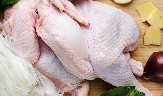 Tavuk yiyen erkek dişileşir mi? Uzmanlar iddialara yanıt verdi!