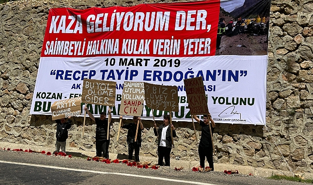 Şehit Öğretmenlerin Anısına Yol Kapatma Eylemi Yapıldı