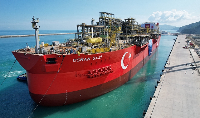 Türkiye’nin ilk yüzer gaz üretim platformu Osman Gazi limanda yerini aldı