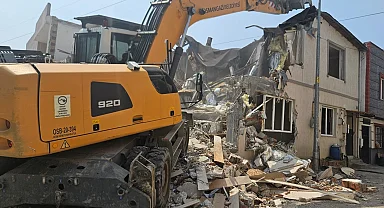 Bursa Osmangazi'de iki katlı kaçak bina yıkıldı