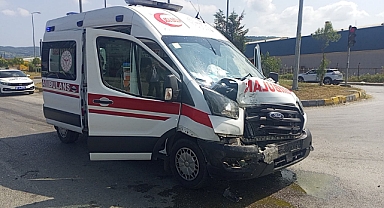 Çaycuma'da hasta sevki yapan ambulansla otomobil çarpıştı