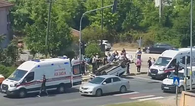 Düzce’de yaya geçidinde araç takla attı: 3 yaralı!